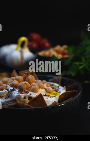 La fatteh de Levantine, l'houmous de fattet se compose généralement de morceaux de pain pita grillé ou frits et de pois chiches. Banque D'Images