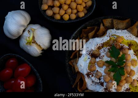 La fatteh de Levantine, l'houmous de fattet se compose généralement de morceaux de pain pita grillé ou frits et de pois chiches. Banque D'Images