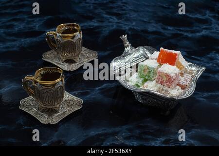 Délice turc ou lokum un doux doux turc avec du café turc argenté. Tasses. Sur fond sombre . Banque D'Images