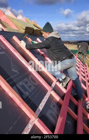 Kaluga, Russie 28 octobre 2019: Travaux de construction, travaux avec des matériaux d'étanchéité, film d'étanchéité pour le toit. Nouveau Banque D'Images