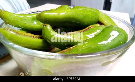 Indian Spicy Green Chili Pickle également connu sous le nom de Mirchi Ka Achaar ou Loncha isolé sur fond blanc Banque D'Images