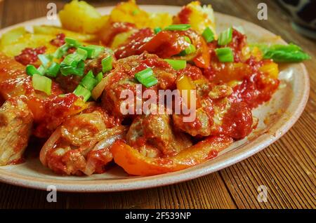 Katuv sleh - plat tchèque, la viande est frite dans une poêle et plus tard est cuit à la vapeur avec des ingrédients. Banque D'Images