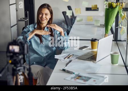 Femme ingénieur enregistrant un blog vidéo d'ingénierie sur le lieu de travail Banque D'Images