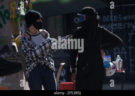 Une femme participe à une manifestation pour demander la décriminalisation de l'avortement est l'État du Mexique. Depuis mars 8, Journée internationale de la femme, le collectif Indómitas s'est campé devant le palais de justice pour tenter de tenir compte de leurs exigences par les autorités mexicaines. Le 23 mars 2021 à Toluca, Mexique. Photo par Amaresh V. Narro/Eyepix/ABACAPRESS.COM Banque D'Images