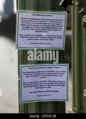 Londres, Royaume-Uni. 23 mars 2021. Des messages d'hommage aux victimes de l'attaque de terreur du pont de Westminster sont laissés sur le pont de Westminster. (Photo de Brett Cove/SOPA Images/Sipa USA) crédit: SIPA USA/Alay Live News Banque D'Images