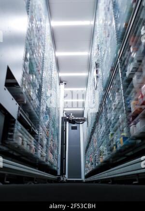 La salle de stockage de la pharmacie moderne et les mains robotisées sont arrangeant et de stocker des médicaments dans une pharmacie Banque D'Images