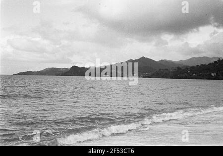 Photos de voyage Caraïbes. Trinidad. Paysage côtier avec plage et montagnes Banque D'Images