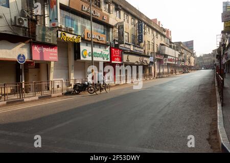 Près de la rue vide de Pune pendant la pandémie, route Lakshmi, Pune, Maharashtra, Inde. Banque D'Images