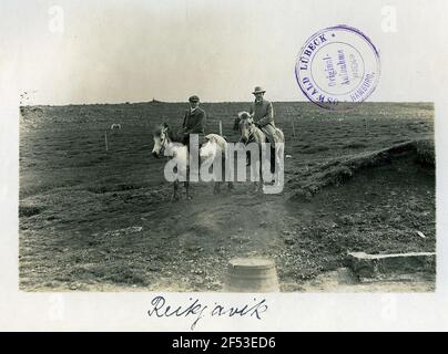 Islande. Les touristes hapag à la poney dans la région de ​​Reykjavik Banque D'Images
