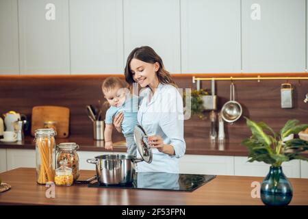 Femme avec enfant cuisant dans la cuisine Banque D'Images