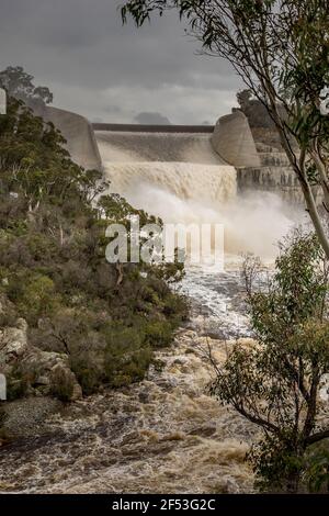 Barrage de Googong, Nouvelle-Galles du Sud, Australie, 24/03/21. Barrage de Googong libérant l'excès d'eau dans la rivière Queanbeyan. Cela est dû aux fortes précipitations qui ont eu lieu sur la côte est de l'Australie et qui sont à l'origine d'inondations importantes dans les régions. Darren Weinert/Alamy Live News. Banque D'Images