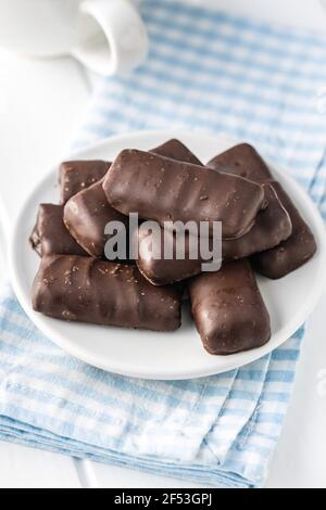 Barres de chocolat sucré sur une assiette blanche. Banque D'Images