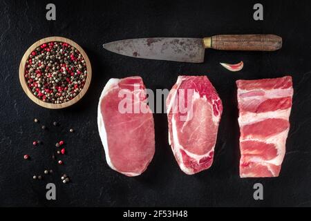 Viande de porc, diverses coupes, hachée par le dessus avec de l'ail et du poivre Banque D'Images