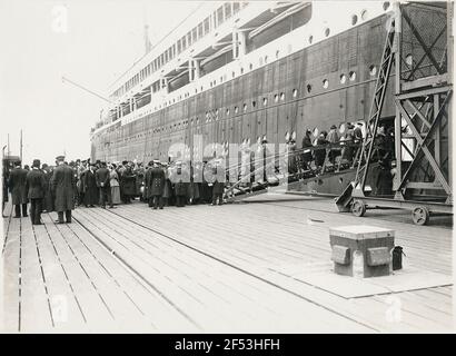 Voyage dans le monde, bateau à vapeur haute mer pour passagers de la ligne Hambourg-Amérique. Les touristes vont à bord d'un bateau de croisière, probablement le Cleveland Banque D'Images
