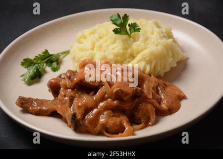 Bœuf traditionnel dans une assiette blanche en céramique avec purée pommes de terre Banque D'Images