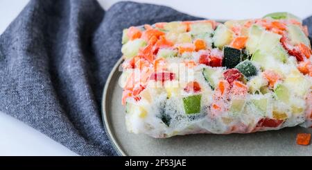 Légumes mélangés congelés dans une assiette pour un stockage à long terme. Congélation profonde des légumes. Veganisme, nourriture végétalienne se préparant pour l'hiver Banque D'Images