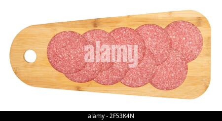 Tranches de salami fumé à la saucisse sur un plateau de service en bois, isolé sur blanc Banque D'Images