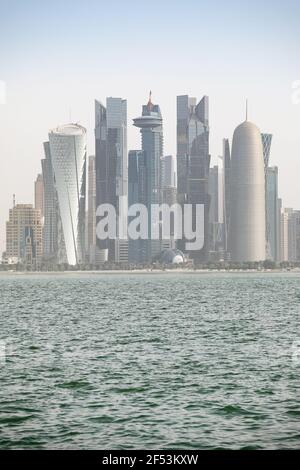 Corniche et Downtown Skyline, Doha, Qatar Banque D'Images