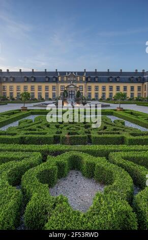 Géographie / Voyage, Allemagne, Basse-Saxe, Hanovre, parterre orangé avec fontaine Neptune et balcon des jardins Herrenhausen, propriété-libéré