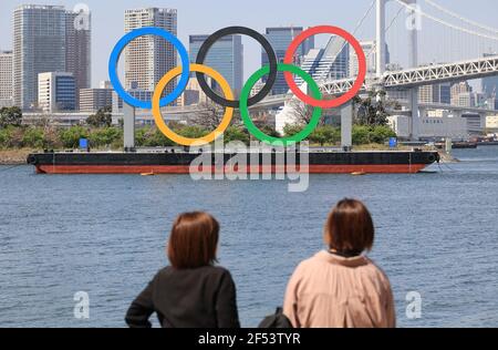 Tokyo, Japon. 24 mars 2021. Les anneaux olympiques sont exposés au bord de mer de Tokyo Daiba le mercredi 24 mars 2021. Le relais de la torche olympique Tokyo 2020 débutera à partir de mars 25 à la préfecture de Fukushima en raison de l'apparition du nouveau coronavirus. Credit: Yoshio Tsunoda/AFLO/Alay Live News Banque D'Images