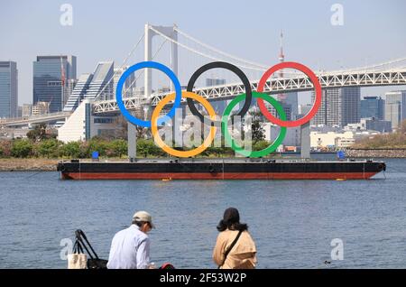 Tokyo, Japon. 24 mars 2021. Les anneaux olympiques sont exposés au bord de mer de Tokyo Daiba le mercredi 24 mars 2021. Le relais de la torche olympique Tokyo 2020 débutera à partir de mars 25 à la préfecture de Fukushima en raison de l'apparition du nouveau coronavirus. Credit: Yoshio Tsunoda/AFLO/Alay Live News Banque D'Images