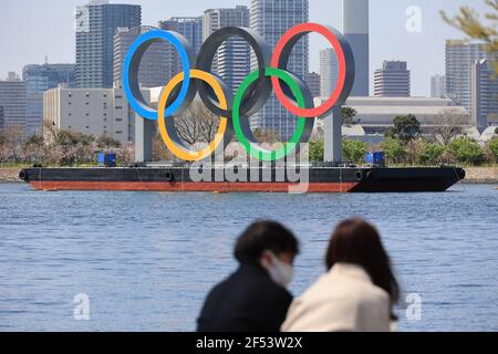 Tokyo, Japon. 24 mars 2021. Les anneaux olympiques sont exposés au bord de mer de Tokyo Daiba le mercredi 24 mars 2021. Le relais de la torche olympique Tokyo 2020 débutera à partir de mars 25 à la préfecture de Fukushima en raison de l'apparition du nouveau coronavirus. Credit: Yoshio Tsunoda/AFLO/Alay Live News Banque D'Images