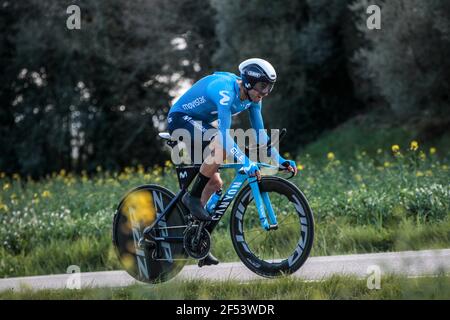 Volta Catalogne 23.3.2021-Alejandro Valverde à cheval pour Team Movistar dans le procès de 18,5 km de temps passant par Fontcoberta près de Banyoles, Espagne Banque D'Images