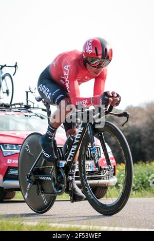 Volta Catalogne 23.3.2021- Nairo Quintana à cheval pour Team Arkea-Samsic dans le procès de 18,5 km de temps passant par Fontcoberta près de Banyoles, Espagne Banque D'Images