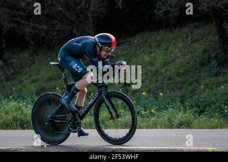 Volta Catalogne 23.3.2021- Geraint Thomas équitation pour Team Ineos dans le procès de 18,5 km de temps passant par Fontcoberta près de Banyoles, Espagne Banque D'Images