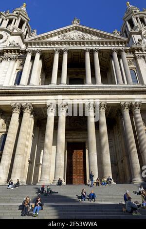 Londres, Angleterre, Royaume-Uni. Cathédrale Saint-Paul - personnes assises sur les marches pendant le confinement de la COVID, mars 2021 Banque D'Images