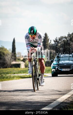 Volta Catalogne 23.3.2021- Peter Sagan à cheval pour Team Bora–Hansgrohe dans le procès de 18,5 km de temps passant par Fontcoberta près de Banyoles, Espagne Banque D'Images