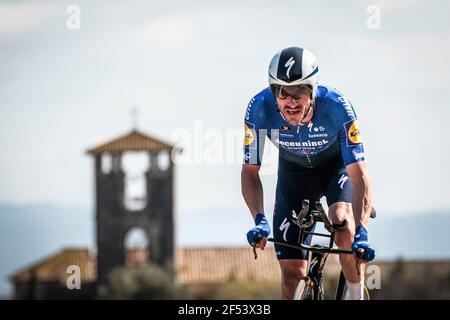 Volta Catalonia 23.3.2021- Dries Devenyns équitation pour Team Deceuninck–Quick-Step dans le procès de 18,5 km près de Banyoles, Espagne Banque D'Images