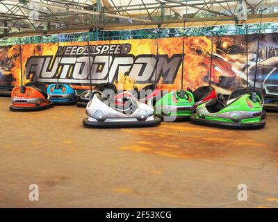 Russie, Sotchi 28.06.2020. Des voitures vides multicolores se tiennent à l'autodrom avec un dessin brillant sur le mur et une inscription Banque D'Images