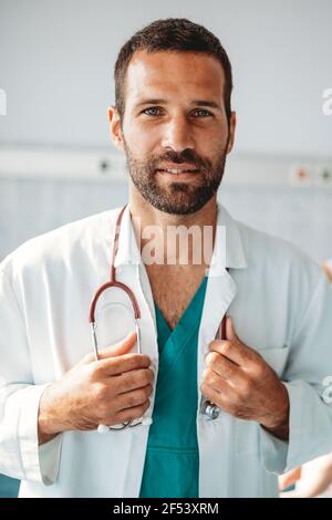 Portrait d'un homme sympathique souriant médecin à l'hôpital Banque D'Images