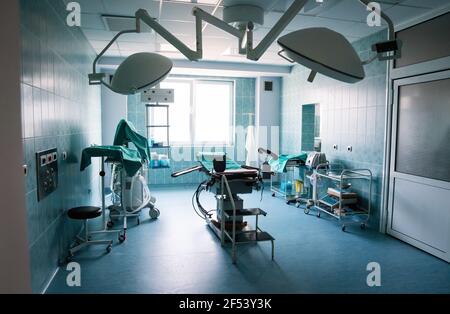 L'équipement et des appareils médicaux en salle d'opération moderne Banque D'Images