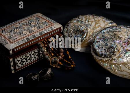 Boîte à bijoux faite de coquillages polis, un artisanat traditionnel en Syrie et Damas. Banque D'Images