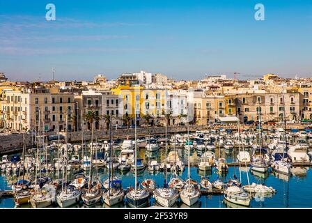 Géographie / Voyage, vue sur la ville, Trani, port avec la vieille ville, Italie, Pouilles, droits-supplémentaires-déstockage-Info-non-disponible Banque D'Images