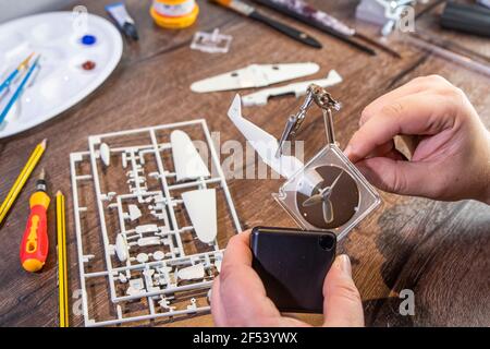 Maquette d'avion de guerre construction ou construction, artisanat sur table avec différents matériaux. Banque D'Images