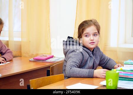 Chapaevsk, région de Samara, Russie - 24 décembre 2020 : école primaire de la ville de Chapaevsk. Portrait d'une petite écolière à l'école des Banque D'Images