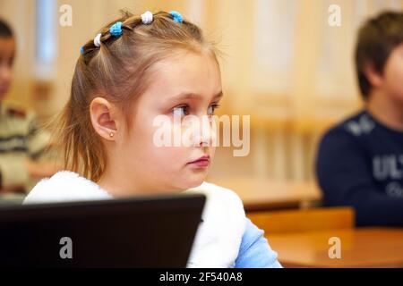 Chapaevsk, région de Samara, Russie - 24 décembre 2020 : école primaire de la ville de Chapaevsk. Portrait d'une petite fille d'école dans le classroo Banque D'Images