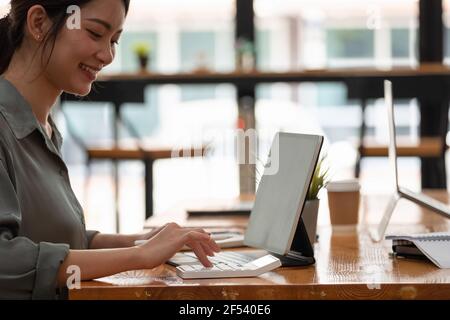 Vue rapprochée du comptable ou de l'inspecteur financier, des mains qui font rapport, calculent ou vérifient le solde. Maison finances, investissement, économie, épargne Banque D'Images