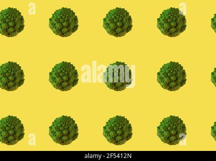 Motif sans couture de brocoli romanesco. Légumes verts sur fond jaune Banque D'Images