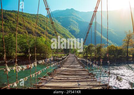 Pont suspendu au-dessus de la rivière de montagne Bzyb. L'Abkhazie, la route vers le lac Ritsa. Banque D'Images