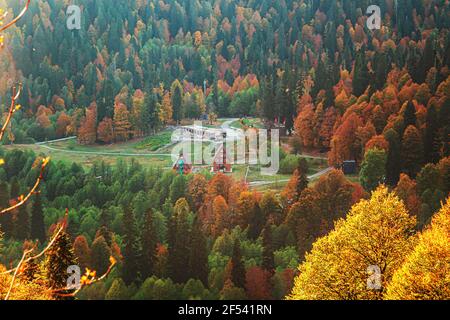 Col de montagne pYV en Abkhazie. Magnifique paysage d'automne. Prairies alpines. Auadhara. Banque D'Images