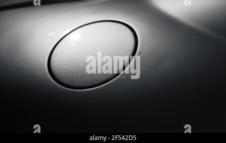 Bouchon de réservoir de carburant de voiture de sport gris métallisé, photo en gros plan. Résumé modèle de conception de voiture de sport moderne Banque D'Images