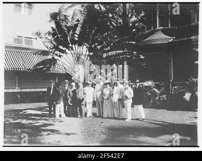 Buitenzorg (Bogor), Java / Indonésie. Photo de groupe de touristes hapag devant un arbre de voyageurs (Ravenala Madagascariensis) Banque D'Images