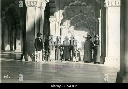 Touristes, bien dans le Pavillon d'or au fort d'Agra Banque D'Images