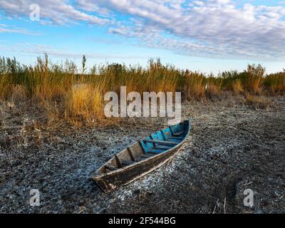 Vieux bateau de pêche en bois sur un lac sec. Paysage d'automne. Bateau en bois traditionnel fait maison à fond plat Banque D'Images