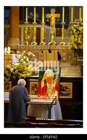 Messe pour le Pape malade à Westminster Cathederal à Londres.pic David Sandison 1/4/2005 Banque D'Images