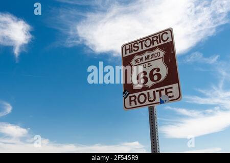 Tucumcari, Nouveau-Mexique - 9 juillet 2014 : détail d'un panneau routier marquant la route historique 66 dans la région du Nouveau-Mexique, États-Unis. Banque D'Images